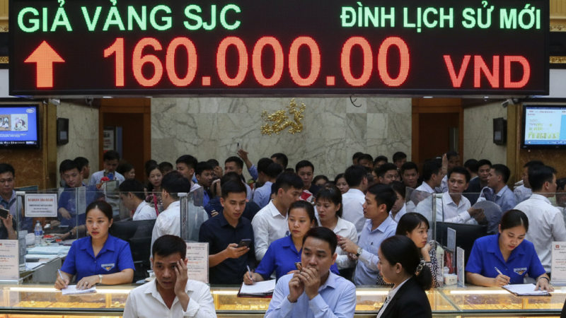 Giá vàng SJC bất ngờ vọt lên 160 triệu đồng, xác lập đỉnh lịch sử mới